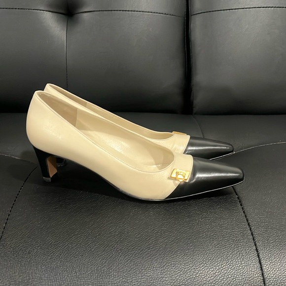 Salvatore Ferragamo Ivory 2-1/2" Heels Pumps Size 4.5 B - Picture 1 of 6